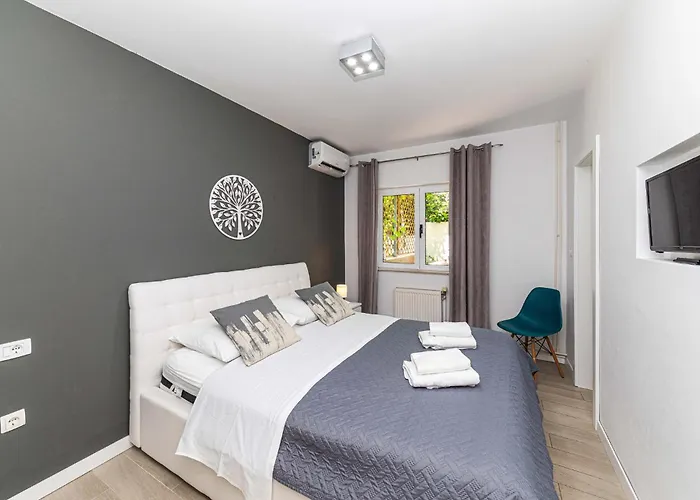 Gorgeous Home In Trogir With Jacuzzi