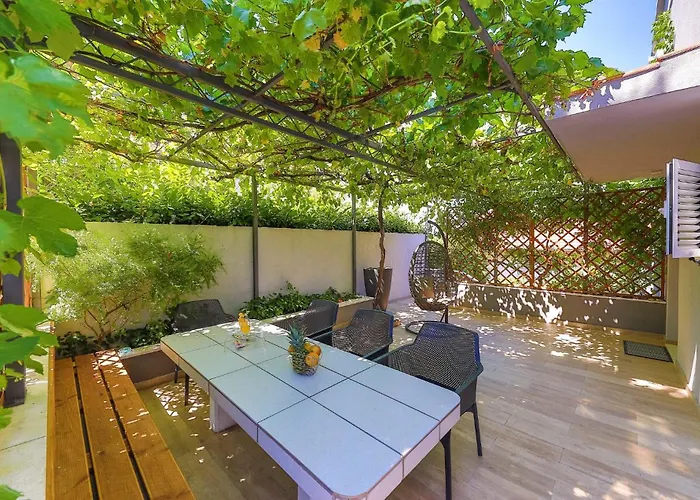 Gorgeous Home In Trogir With Jacuzzi