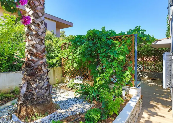 Gorgeous Home In Trogir With Jacuzzi