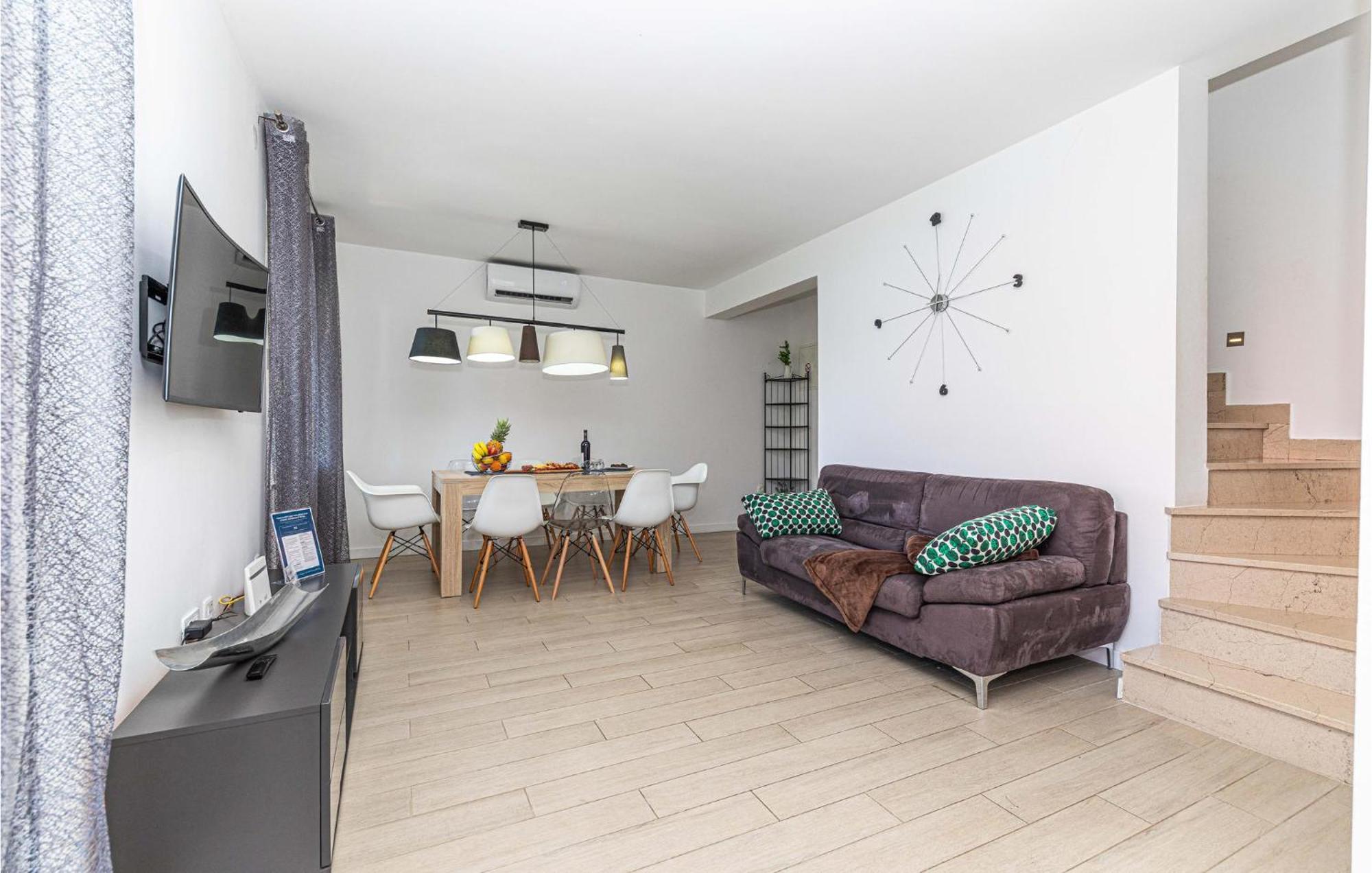 Gorgeous In With Jacuzzi Holiday home