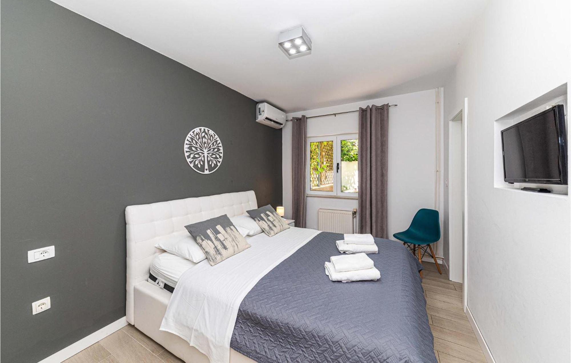 Holiday home Gorgeous In With Jacuzzi