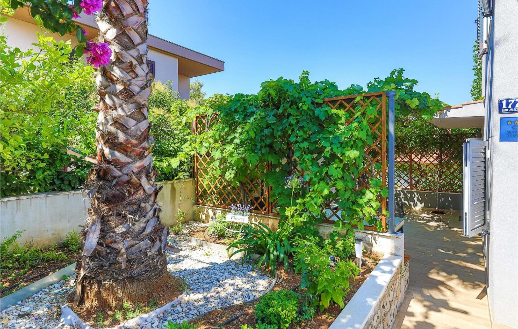 Gorgeous In With Jacuzzi Holiday home