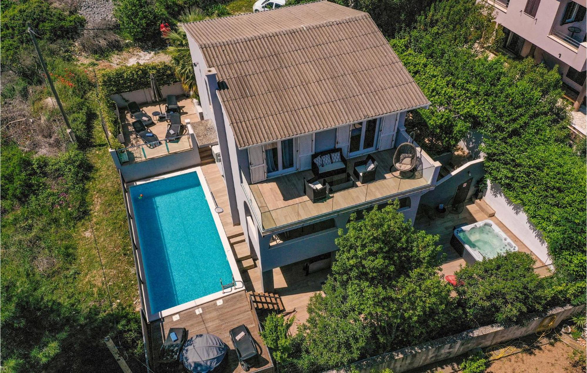 Gorgeous In With Jacuzzi Vikendica *