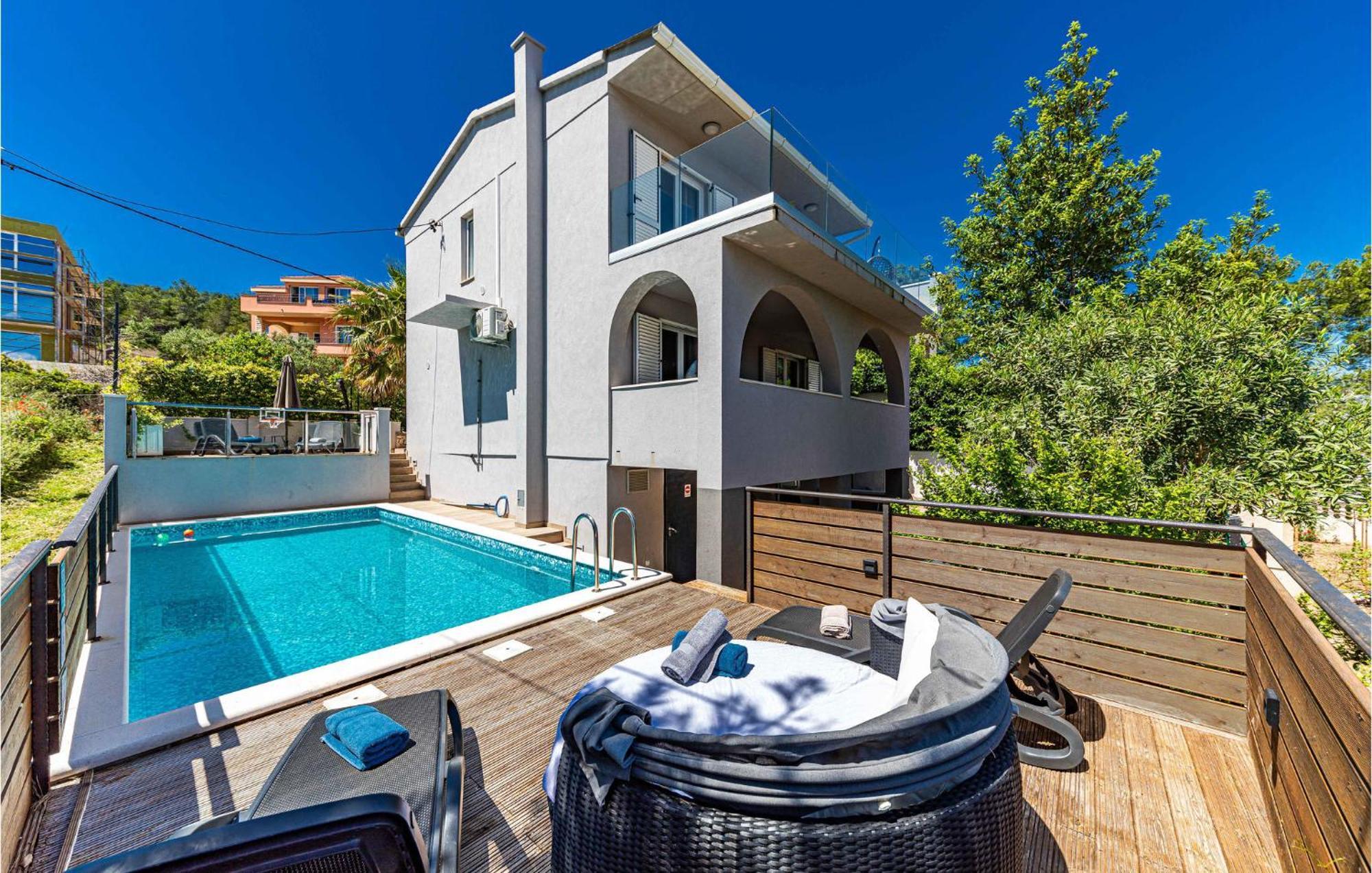 Gorgeous In With Jacuzzi Holiday home Trogir