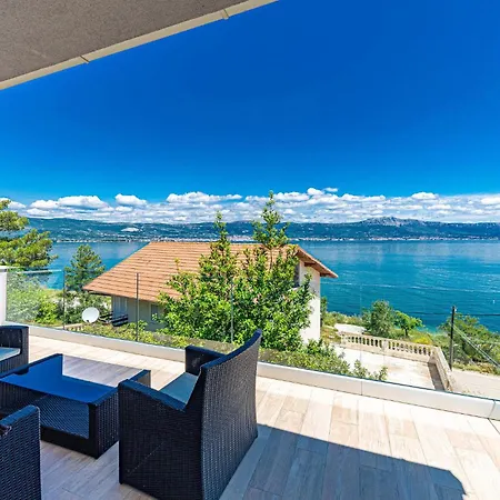 Gorgeous Home In Trogir With Jacuzzi Exterior photo
