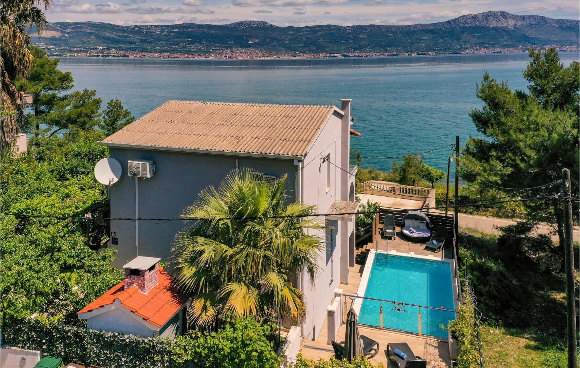 Ferienhaus Gorgeous In With Jacuzzi Trogir